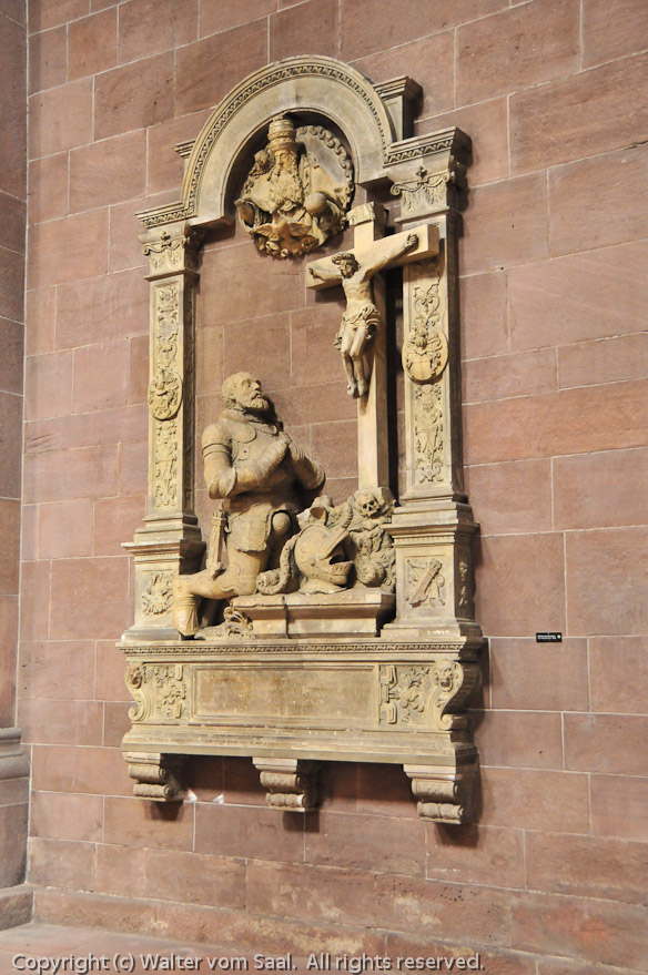 Closer view of the memorial (Denkmal).